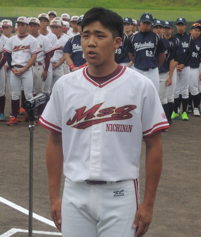 「熱いプレーを誓います」と選手宣誓した大野主将
