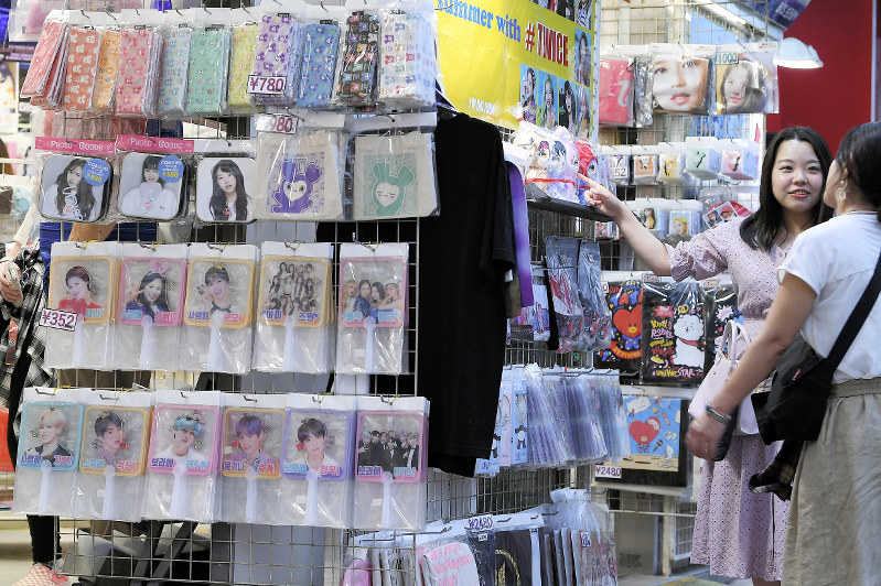 韓国ブーム 政治無縁 日本に熱 ファッション グルメ 最新トレンド発信地 若者世代にｓｎｓで拡大 毎日新聞