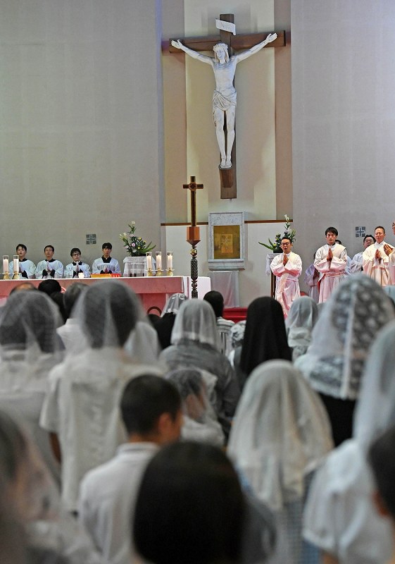 長崎原爆の日」 夜も祈り続く 返還された被爆十字架、浦上天主堂に奉納