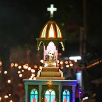 長崎原爆の日」 夜も祈り続く 返還された被爆十字架、浦上天主堂