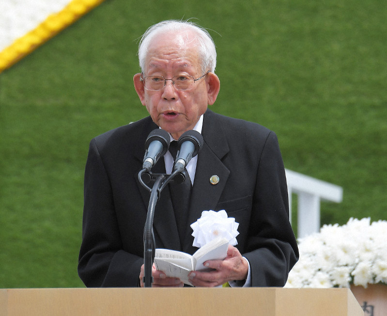 「平和への誓い」を読み上げる山脇佳朗さん=長崎市の平和公園で2019年8月9日午前11時14分、徳野仁子撮影
