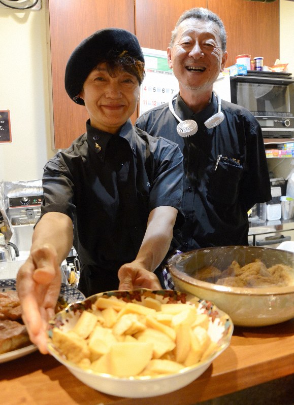 手料理を並べる田中美千代さん(左)と笠原一之さん=福井市順化2で2019年8月5日午後6時26分、大森治幸撮影