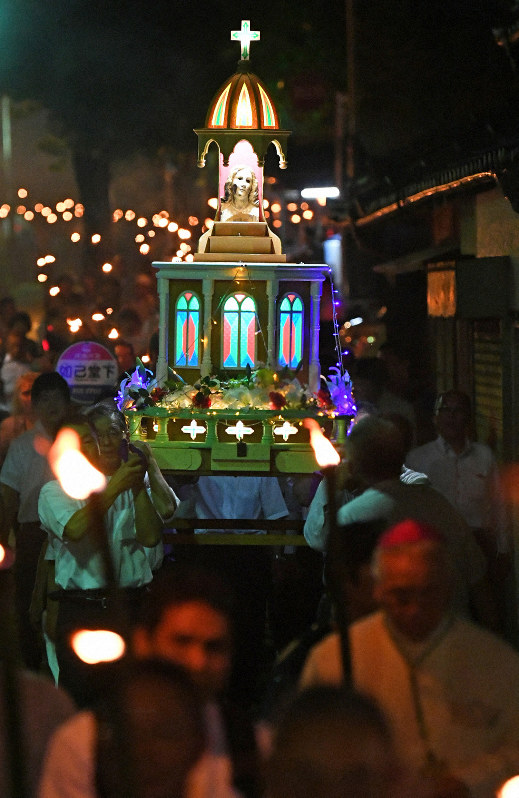 マリア像照らす 祈りのたいまつ 長崎原爆の日 毎日新聞