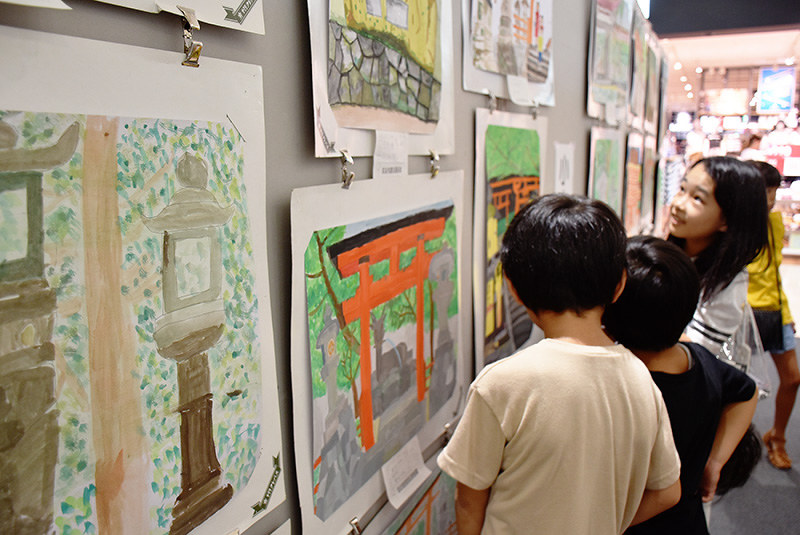 展示作品を熱心に見つめる子供たち=奈良県大和郡山市下三橋町のイオンモール大和郡山で、佐藤英里奈撮影