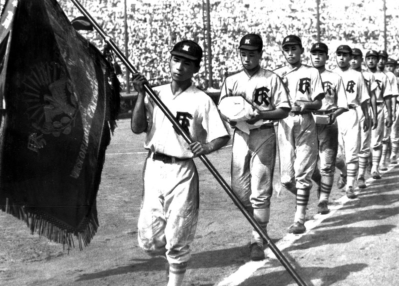 1947年の第29回大会で優勝し、甲子園を行進する小倉中(現在の小倉高校)