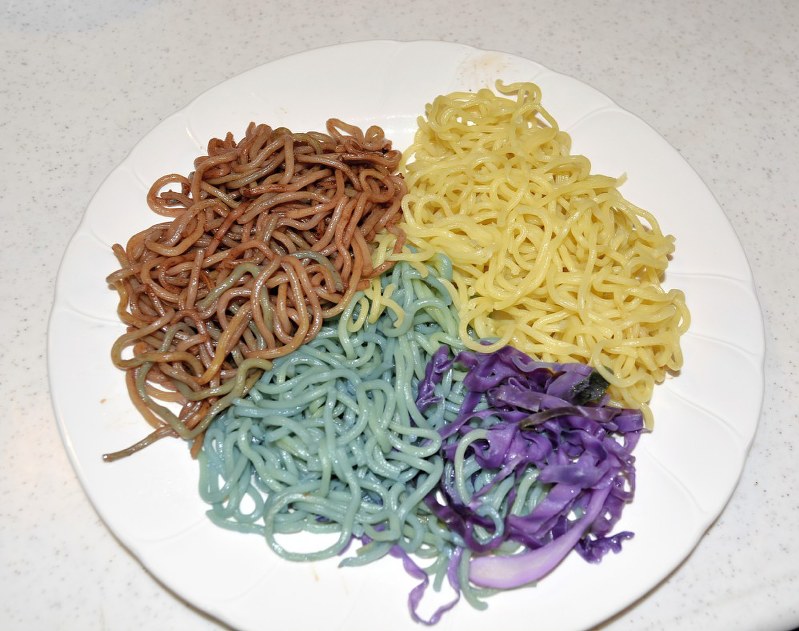 右上から時計回りに、何もかけていない麺、紫キャベツ、紫キャベツの汁をかけた麺、緑の麺にソースをかけた状態