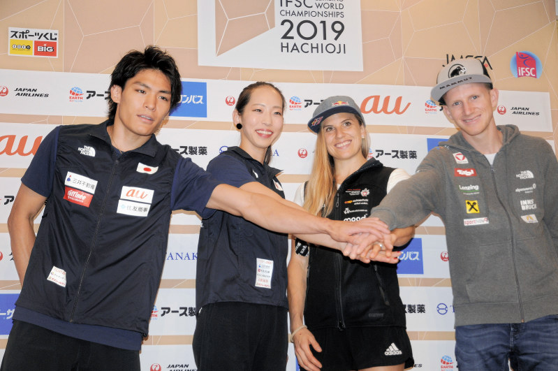 世界選手権に向けて意気込む選手たち(左から楢崎智、野口、ペトラ・クリングラー、シューベルト)=田原和宏撮影