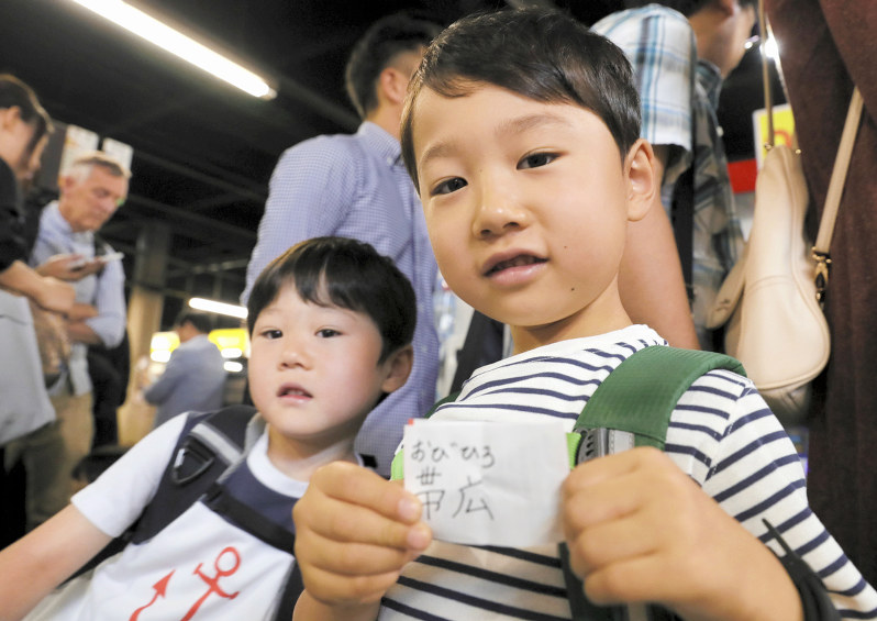 帰省ラッシュ ピーク お盆休みワクワク ｊｒ札幌駅 北海道 毎日新聞