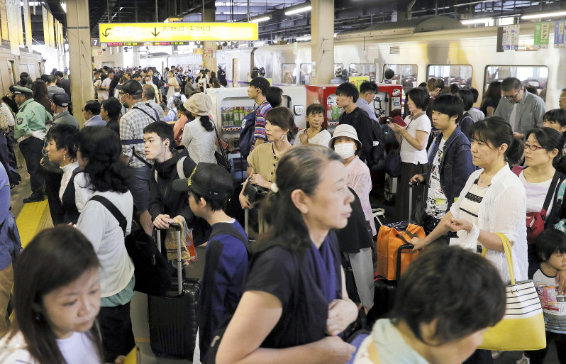 帰省ラッシュ ピーク お盆休みワクワク ｊｒ札幌駅 北海道 毎日新聞