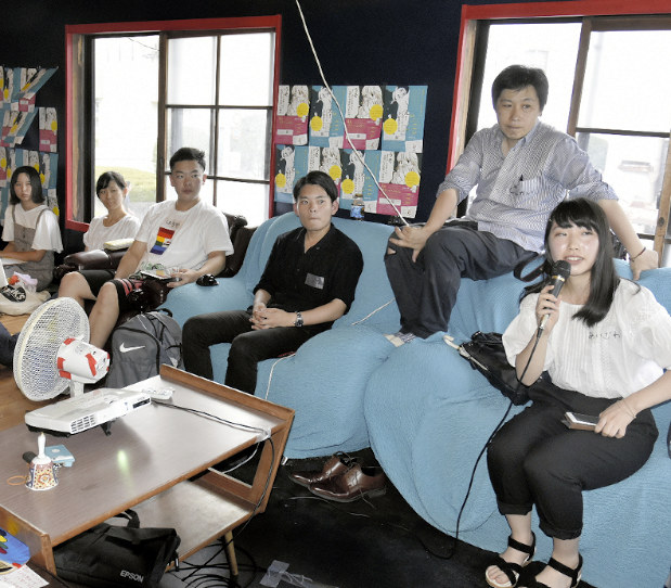 大学生(右)の話を真剣な表情で聴く高校生ら=飯田市元町の「裏山しいちゃん」で