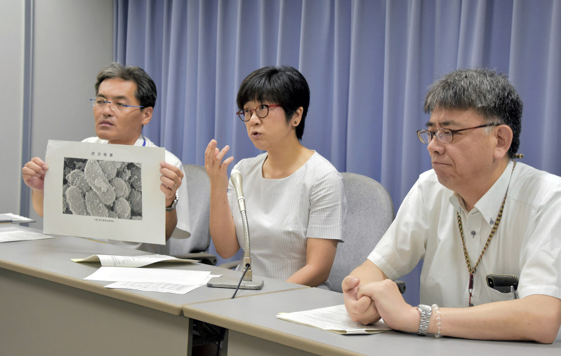 「赤ちゃんを百日ぜきの感染から守ろう」と呼び掛ける後藤幹生疾病対策課長(右)や小児科医の荘司貴代さん(中央)=静岡県庁で