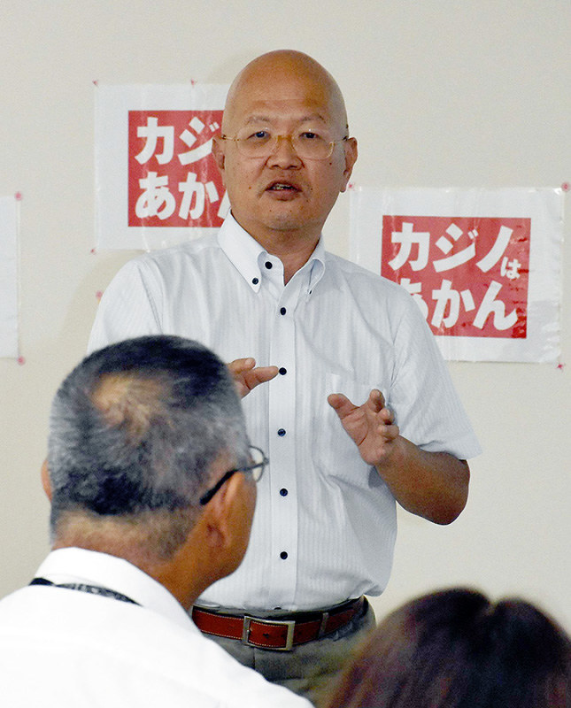 IRの危険性について説明する阪南大の桜田照雄教授=和歌山県海南市船尾の海南市スポーツセンターで、木原真希撮影