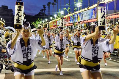 阿波踊りが開幕し、軽快なリズムに乗って踊る踊り手たち＝徳島市で２０１９年８月１２日午後７時１４分、猪飼健史撮影
