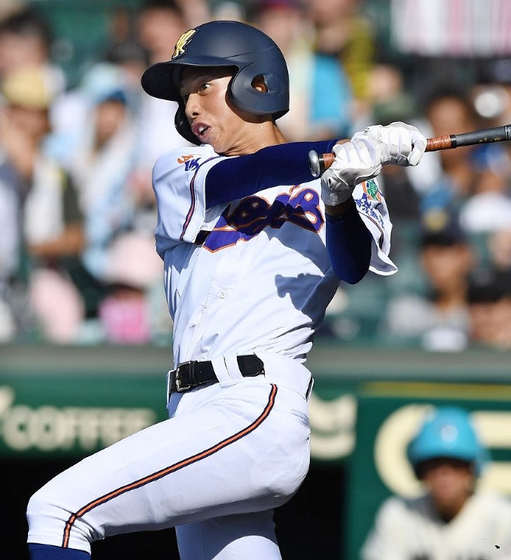 【宇部鴻城-宇和島東】二回表宇部鴻城2死一、二塁、河村勇が先制の2点二塁打を放つ=小松雄介撮影
