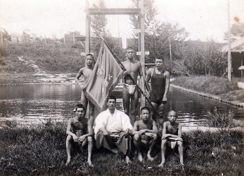 1920(大正9)年、全国水泳大会で優勝した旧制茨木中。日本初の学校プールの前での記念撮影=大阪府立茨木高校提供