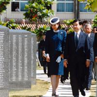平和祈念公園内の平和の礎を訪問された皇太子ご夫妻時代の天皇、皇后両陛下＝沖縄県糸満市の平和祈念公園で1997年7月15日、野村雄二撮影