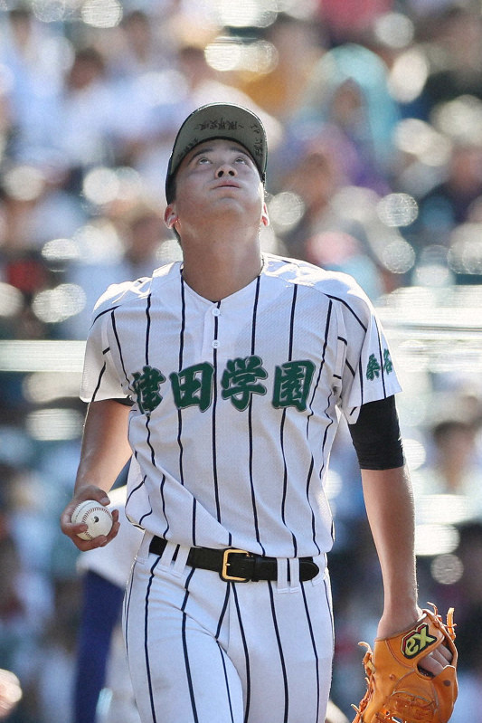 【津田学園-履正社】三回裏、履正社の野上に2点三塁打を打たれ、天を見上げる津田学園の前=阪神甲子園球場で2019年8月13日、幾島健太郎撮影