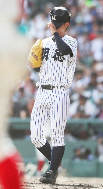高校野球：七回、打ち取った打球がはね…明徳義塾・西田主将