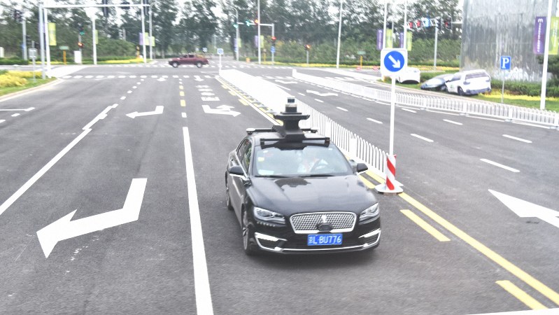 赤信号を認識して停車する自動運転車の試験車両=中国・北京市大興区の閉鎖試験区で6月12日、赤間清広撮影