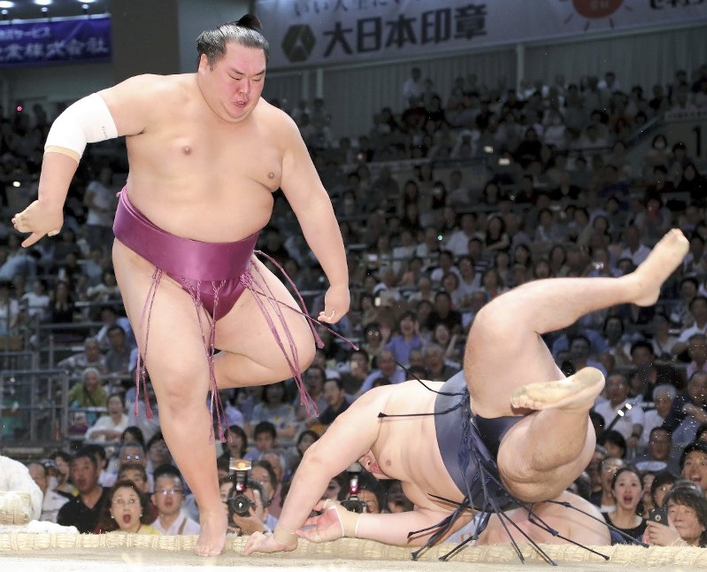 大相撲名古屋場所13日目、横綱・鶴竜(右)をはたき込みで破った友風=兵藤公治撮影
