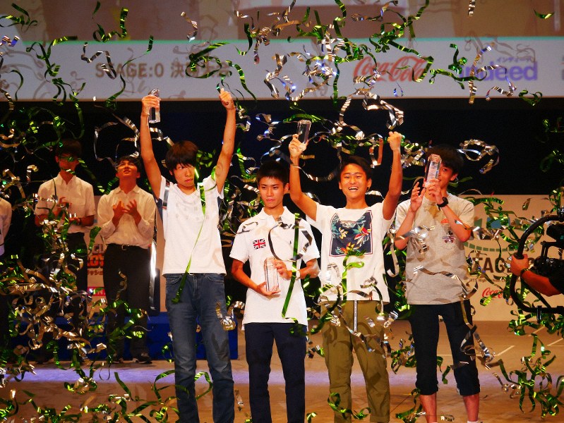 優勝した渋谷教育学園渋谷のメンバー=千葉県浦安市の舞浜アンフィシアターで2019年8月14日午後6時38分、兵頭和行撮影