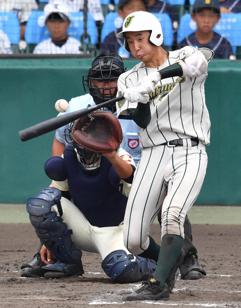 鶴岡東・丸山が2打席連続ホームラン 今大会の聖光学院・荒牧に