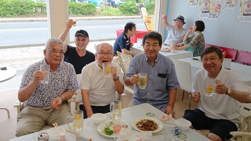 立教大広告研究会のOB・OGが「海の家」を占拠。昔話に花を咲かせた
