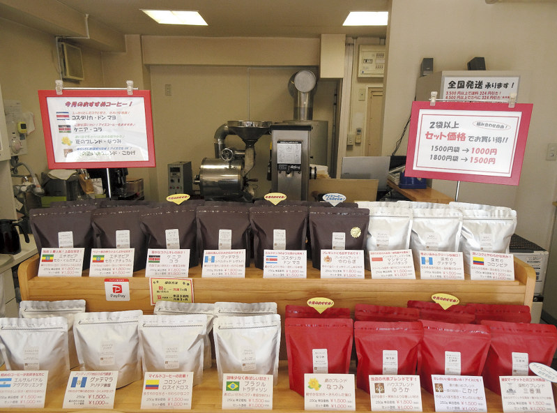 店の奥で焙煎したコーヒー豆を販売している「ゆうかcoffee」=千葉県浦安市北栄で