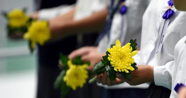 初参列の天皇陛下 上皇さまの表現引き継ぎ平和を祈念 全国戦没者追悼式 写真特集12 18 毎日新聞