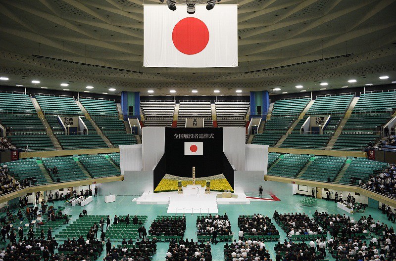 初参列の天皇陛下、上皇さまの表現引き継ぎ平和を祈念 全国戦没者追悼