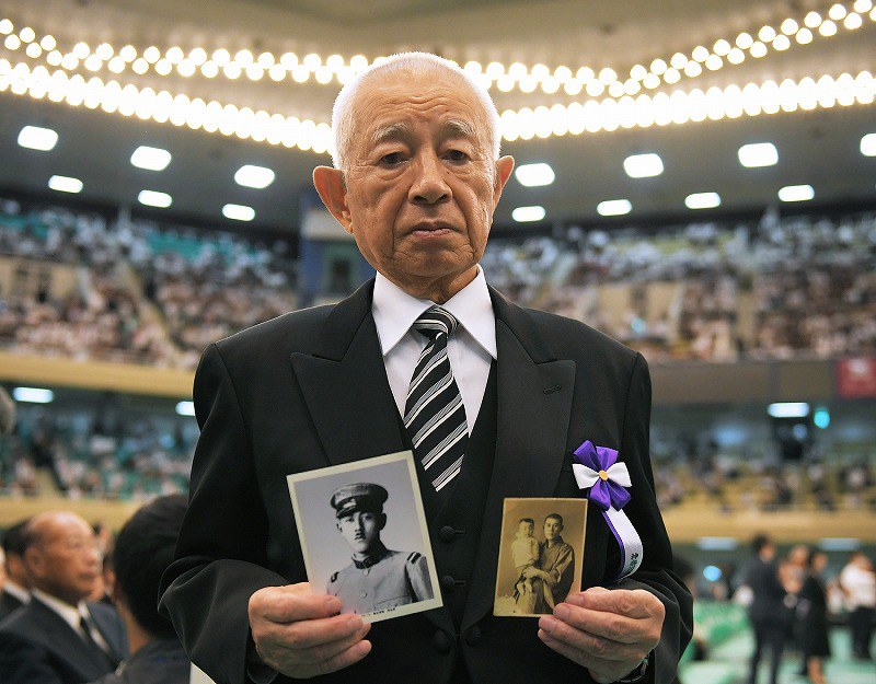 初参列の天皇陛下、上皇さまの表現引き継ぎ平和を祈念 全国戦没者追悼