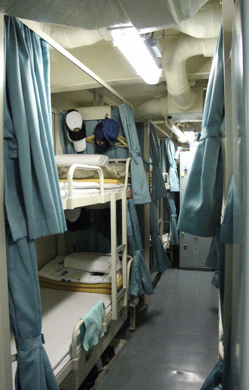 空母化する護衛艦 いずも の自衛隊員たち 上 艦上生活とは 楽しみは食事 あと1カレー の意味 毎日新聞