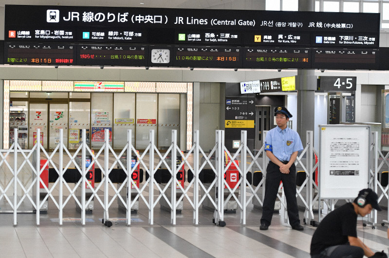 台風10号の影響で計画運休となり、人けがないJR広島駅=2019年8月15日午前7時25分、木葉健二撮影