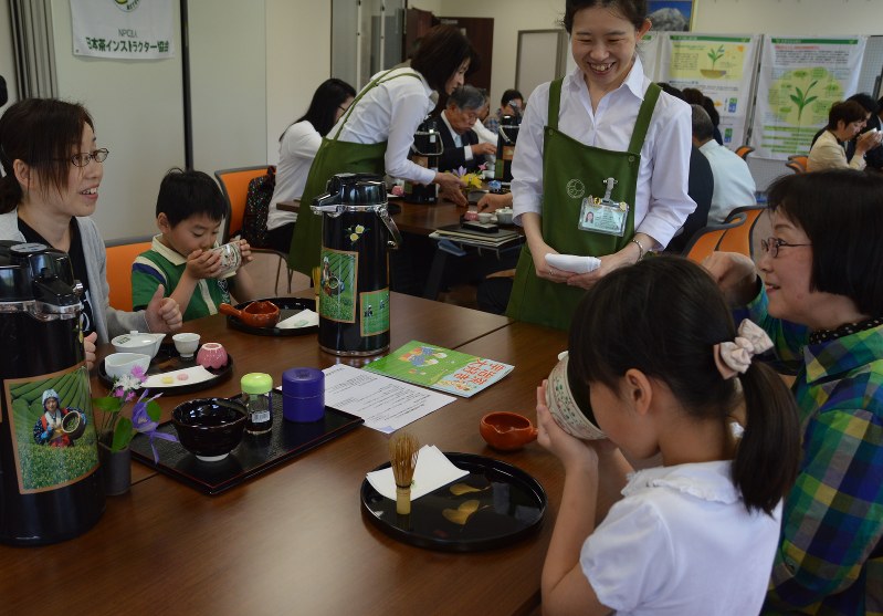 おいしいお茶のいれ方を学び、抹茶を味わう子どもたち