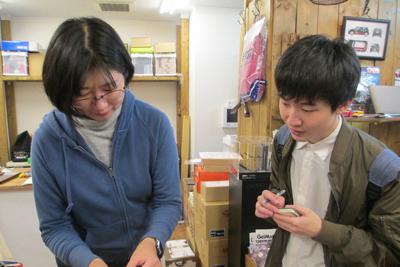 ‎商品の特徴をゼウスジャパン店長の権田千晴さん（左）に取材する浦和大の猪股正幸さん