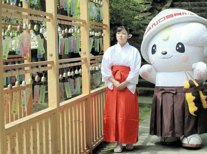 涼を演出する風鈴と「さのまる」ら=佐野市提供