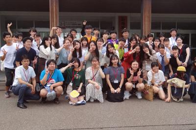 交流後に記念撮影する韓国の高校生と新潟県立高田高校の生徒たち＝同県上越市の高田高校で19年7月29日、浅見茂晴撮影