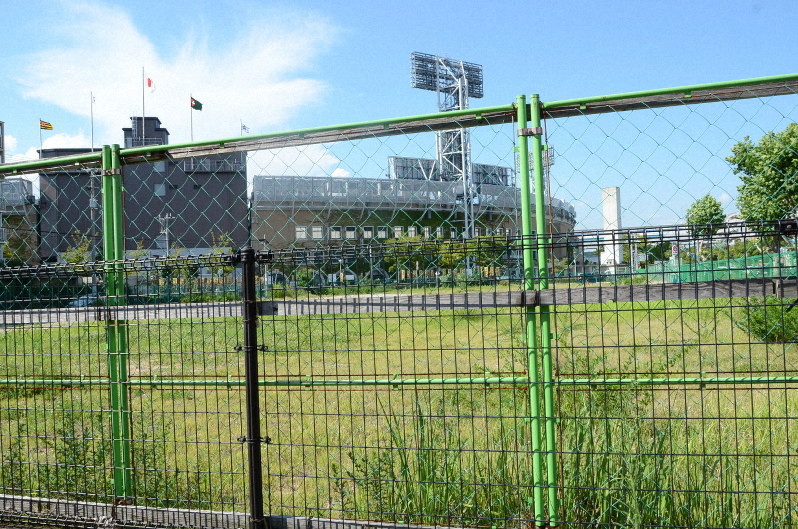 阪神電鉄が複合施設建設を計画している兵庫県西宮市の市有地=2019年7月25日午後3時34分、井上元宏撮影
