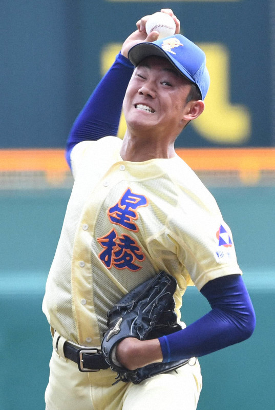【星稜1-0旭川大高】3安打完封した星稜の奥川恭伸=阪神甲子園球場で2019年8月7日、山崎一輝撮影