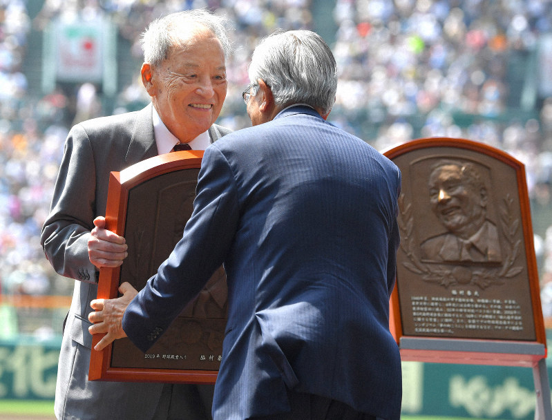 野球殿堂入りで表彰される、元日本高野連会長・脇村春夫氏(左)=阪神甲子園球場で2019年8月16日、森園道子撮影