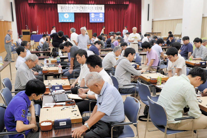 第65回全日本アマチュア本因坊決定戦全国大会が開幕し、真剣な表情で対局する参加者=東京都千代田区の日本棋院で17日午前9時20分、長谷川直亮撮影