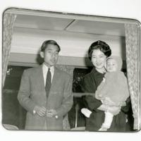 皇太子ご夫妻（現上皇ご夫妻）は静養のため、１９６０年２月に生まれた浩宮さま（現天皇陛下）と、原宿駅から特別列車で葉山御用邸に向かった＝東京・原宿駅で１９６０年１２月２６日、新倉義政撮影