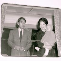 皇太子ご夫妻（現上皇ご夫妻）は静養のため、１９６０年２月に生まれた浩宮さま（現天皇陛下）と、原宿駅から特別列車で葉山御用邸に向かった＝東京・原宿駅で１９６０年（昭和３５年）１２月２６日、新倉義政撮影            