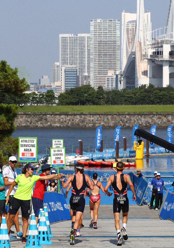 水質悪化のためスイムが行えず、デュアスロンに変更となった大会。奥がスイム会場=東京都港区で2019年8月17日、佐々木順一撮影