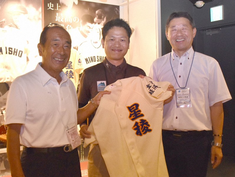 1979年当時の星稜(石川)のユニホームを寄贈した谷村誠一郎さん(右)。左は山下智茂名誉監督、中央は菅藤浩希・阪神甲子園球場副球場長=兵庫県西宮市の阪神甲子園球場で2019年8月17日午前9時8分、井手千夏撮影