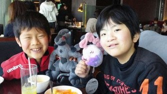 履正社(大阪)の内倉一冴選手(左、当時小学3年)と兄昂真さん(当時中学1年)。2人は大の仲良しだった=大阪市内で、母公子さん提供