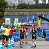 水質悪化のためスイムが行えず、デュアスロンに変更となった大会。奥がスイム会場＝東京都港区で2019年8月17日、佐々木順一撮影