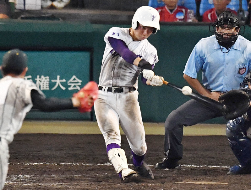 【鶴岡東-関東一】延長十一回裏関東一2死一、三塁、平川がサヨナラの右前適時打を放つ=阪神甲子園球場で2019年8月17日、森園道子撮影