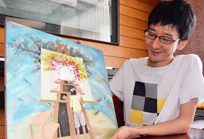 応募作品を見ながら「作品全体から多様性を感じ取ってほしい」と語る小野寺玲さん=福井市で、横見知佳撮影