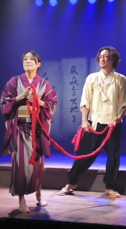 「烈々と燃え散りしあの花かんざしよ」の一場面「烈々と燃え散りしあの花かんざしよ」の一場面